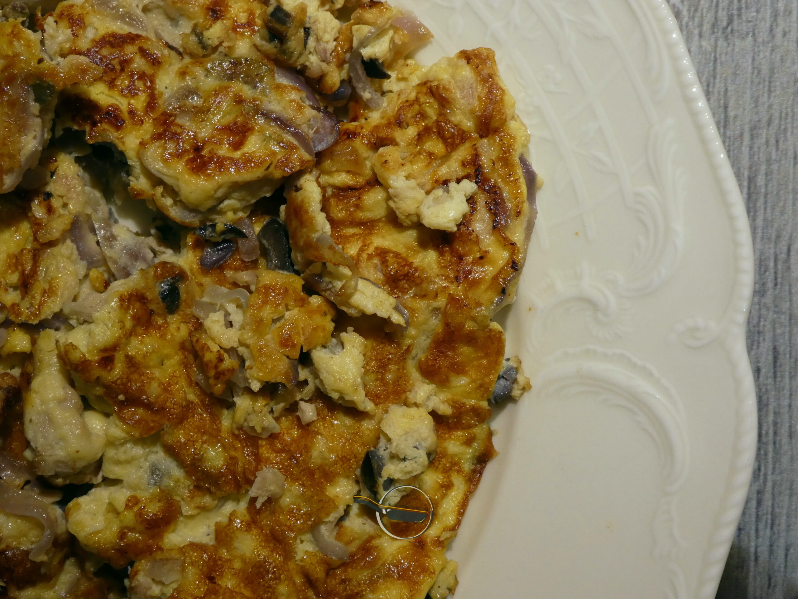 Frittata mal girata, tonno, cipolle e olive.