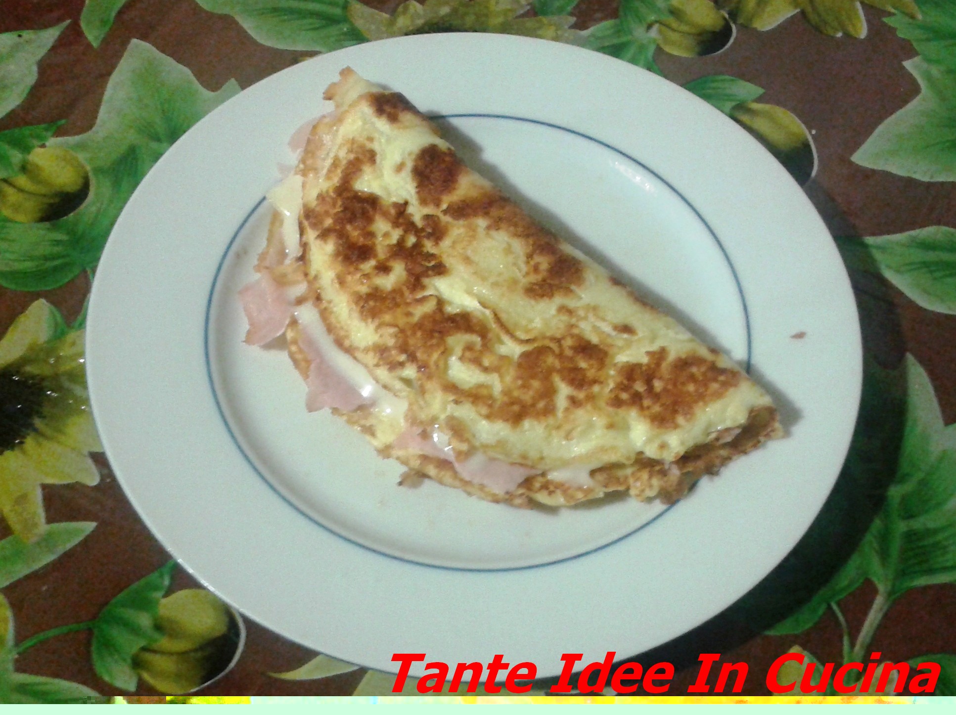 Frittata ripiena con prosciutto cotto e sottilette