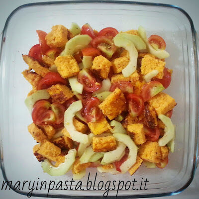 Frittatina di carote in insalata con pachino e cetrioli al profumo di basilico
