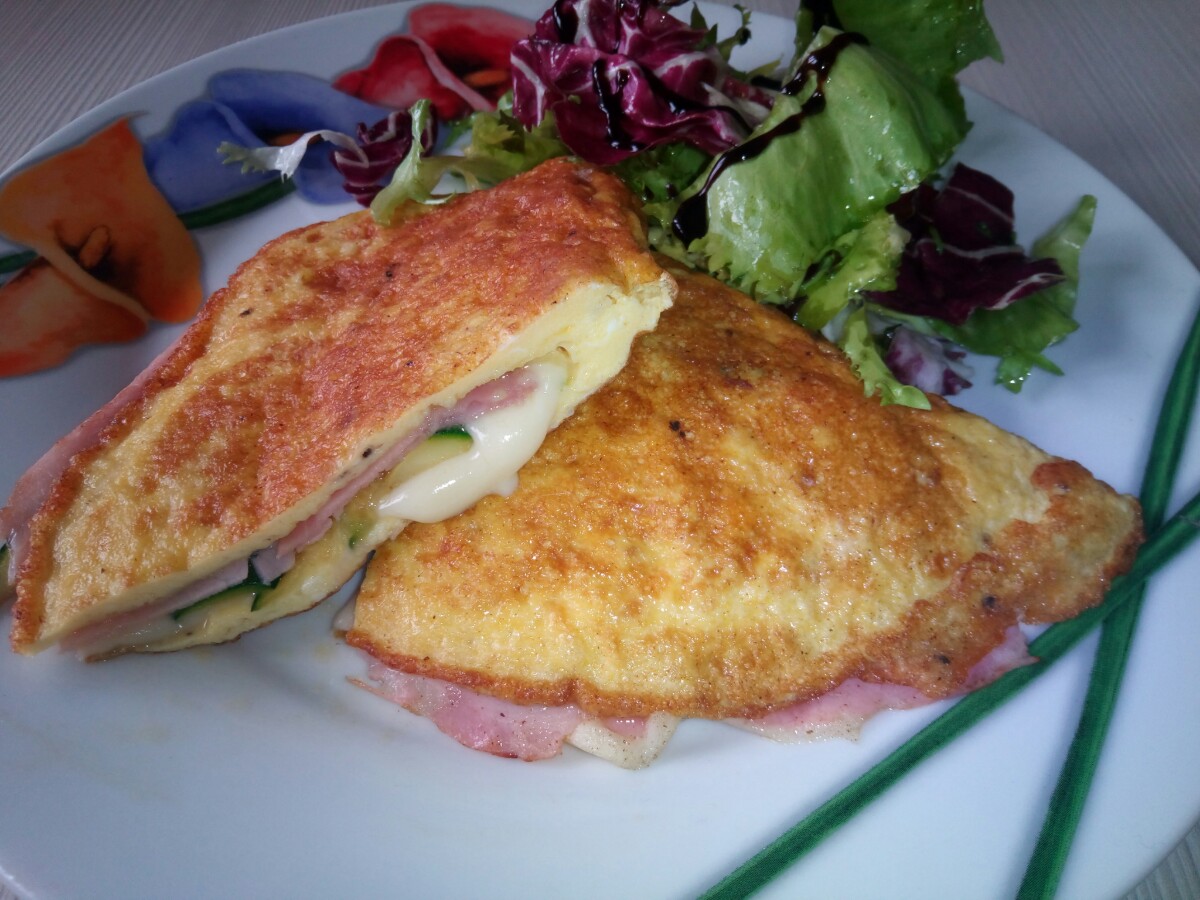 Frittatina ripiena con zucchine grigliate provola e cotto. golosa e fila
