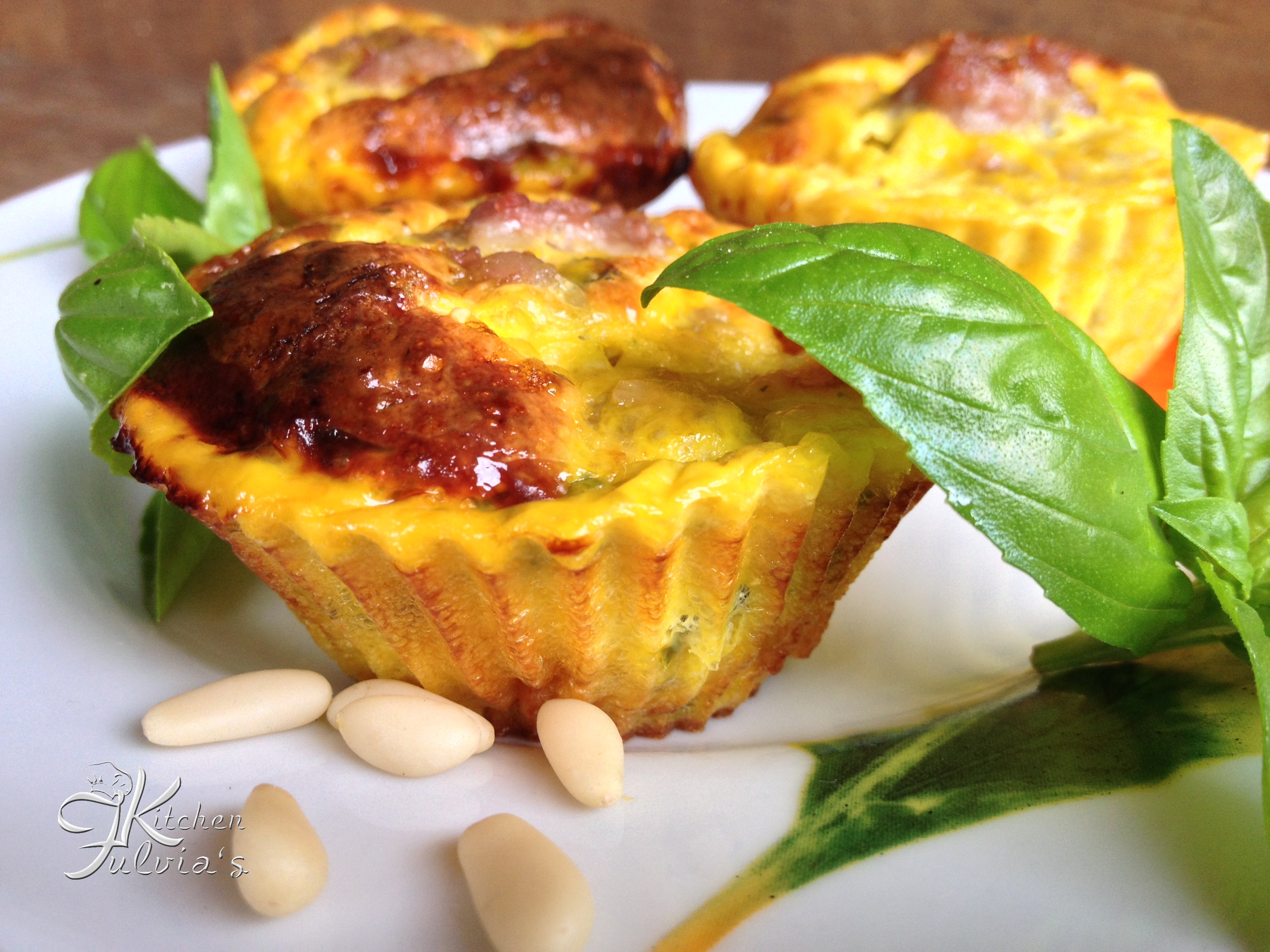 Frittatine al forno con salsiccia, basilico e pinoli