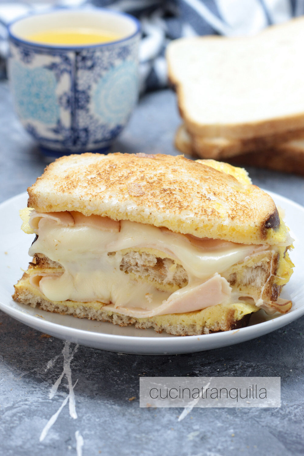 Frittatoast in padella con formaggio filante
