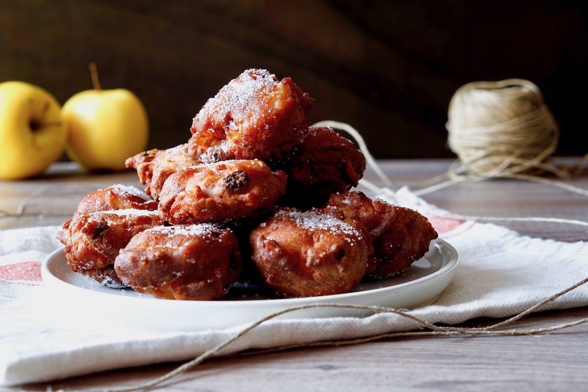 Frittelle alle mele e uvetta