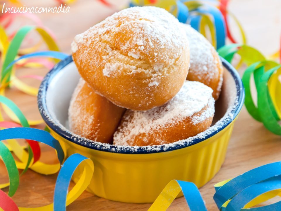 Frittelle di carnevale con la crema