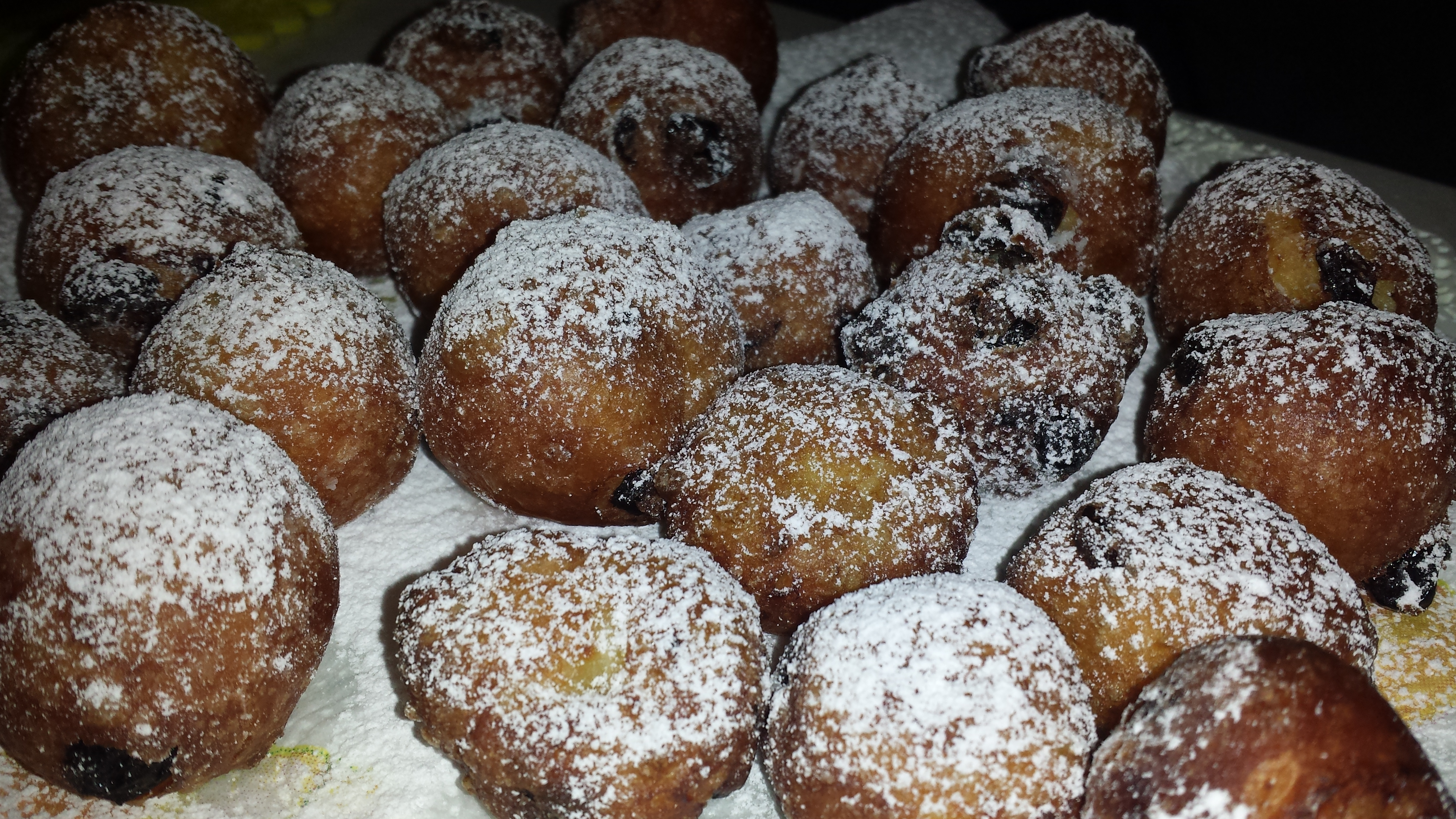 Frittelle di carnevale con uvetta