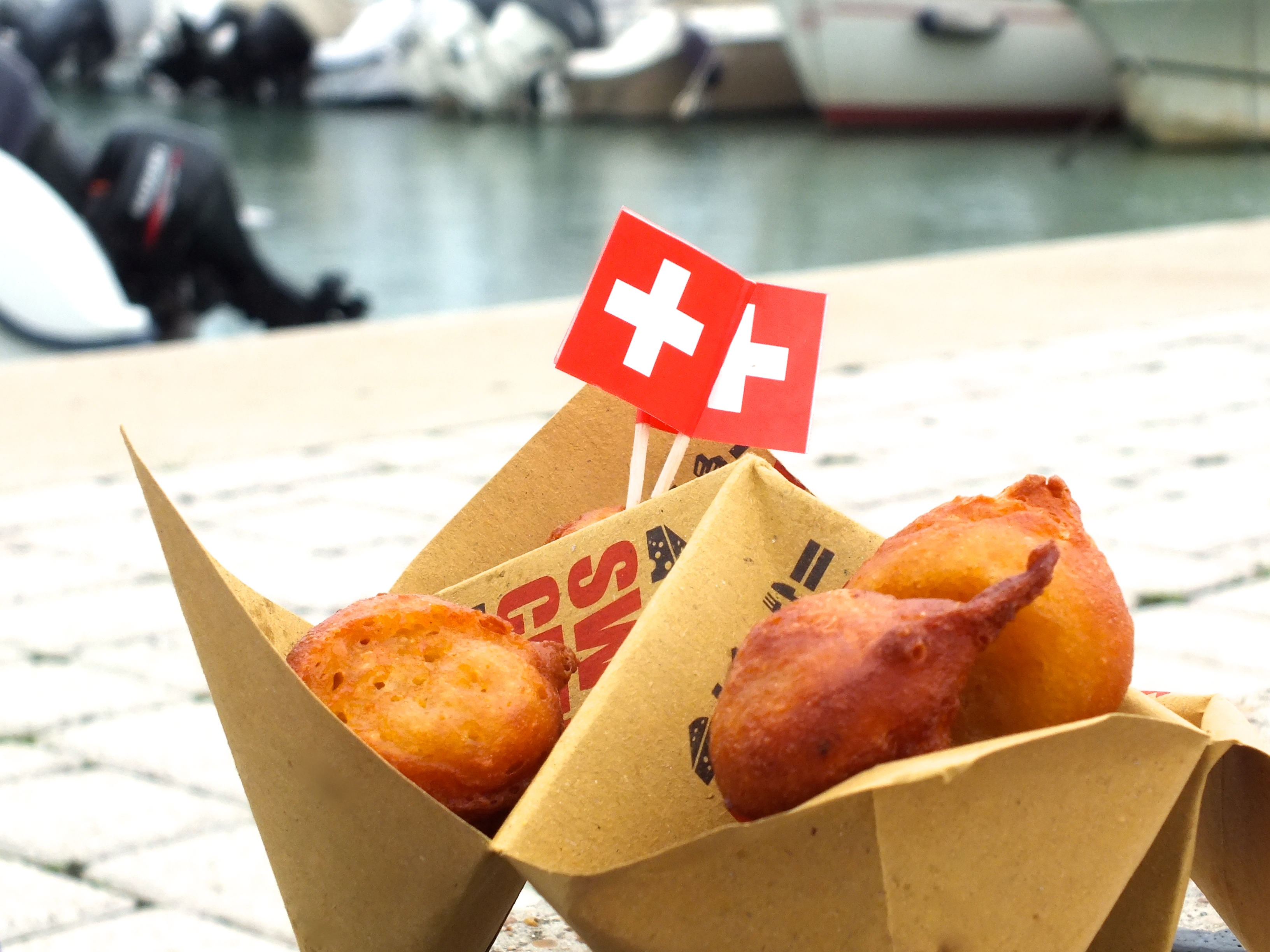 Frittelle di formaggio e vino, mangiare in compagnia