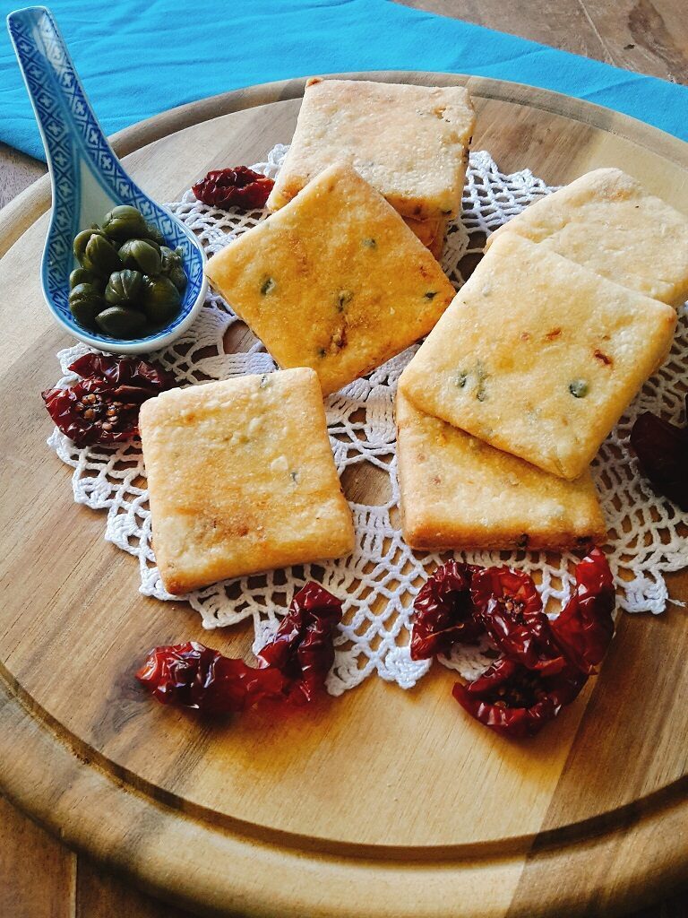 Frollini salati con capperi e pomodori secchi