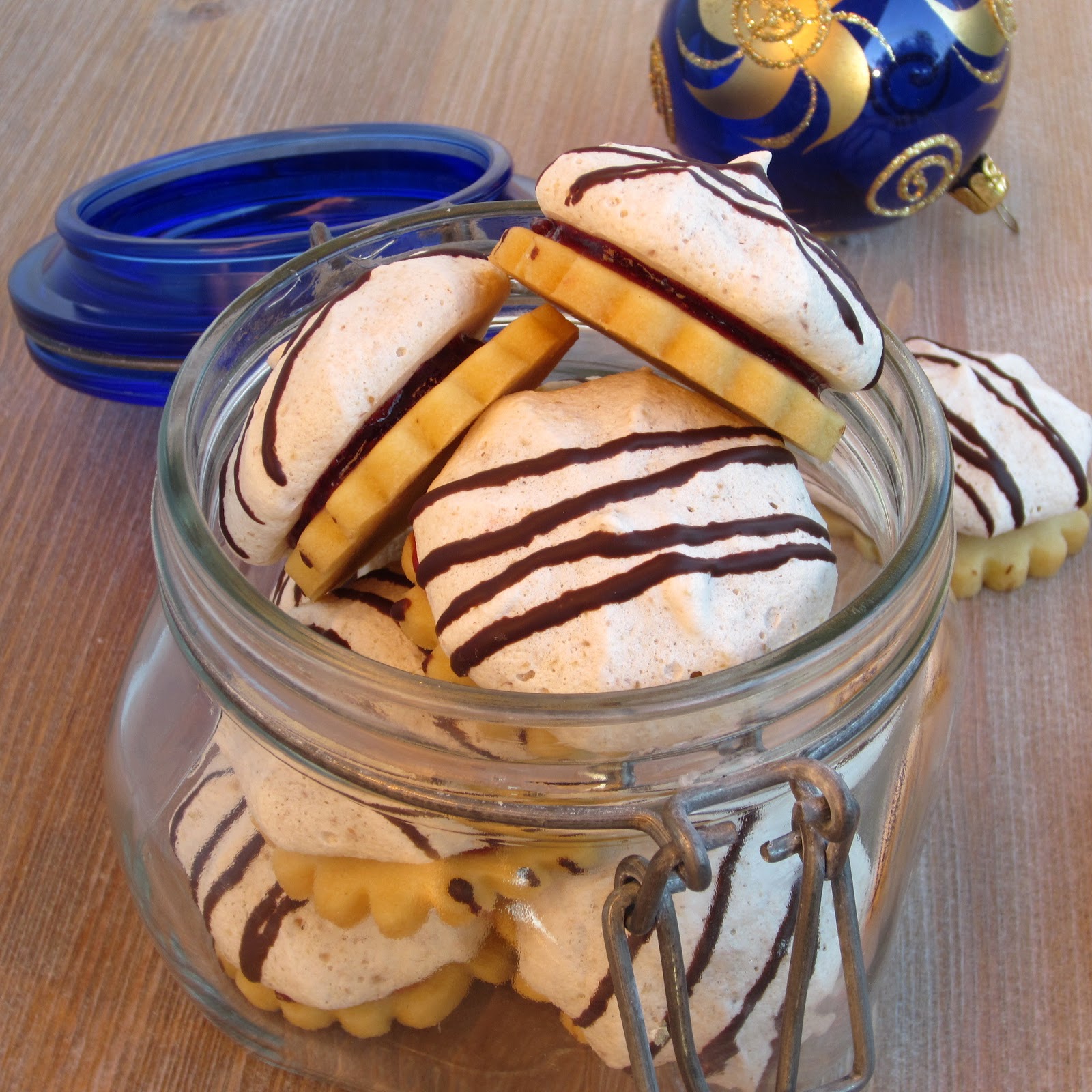 Frollino con meringa alle noci e mirtilli rossi