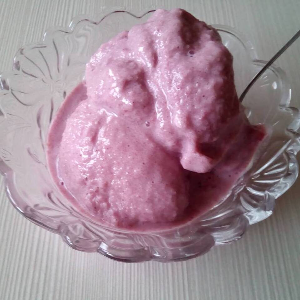 Frozen yogurt ai frutti di bosco e mela – ricetta per bambini