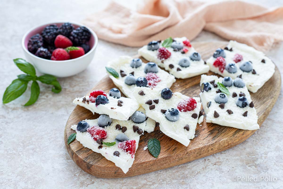 Frozen yogurt barks ai frutti di bosco e cocco