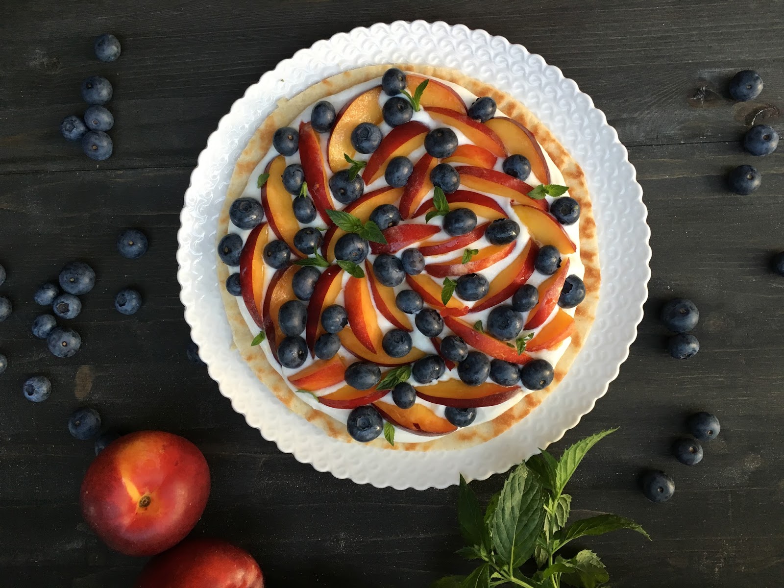 Fruit pizza pesche mirtilli e crema dolce alla ricotta.