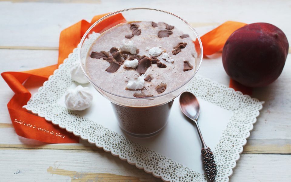 Frullato alla pesca cioccolato e meringhe