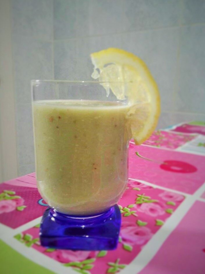 Frullato avocado e frutta mista