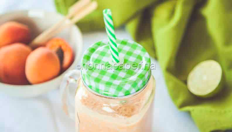 Frullato con latte di mandorle e albicocche: il connubio perfetto tra dolcezza e salute