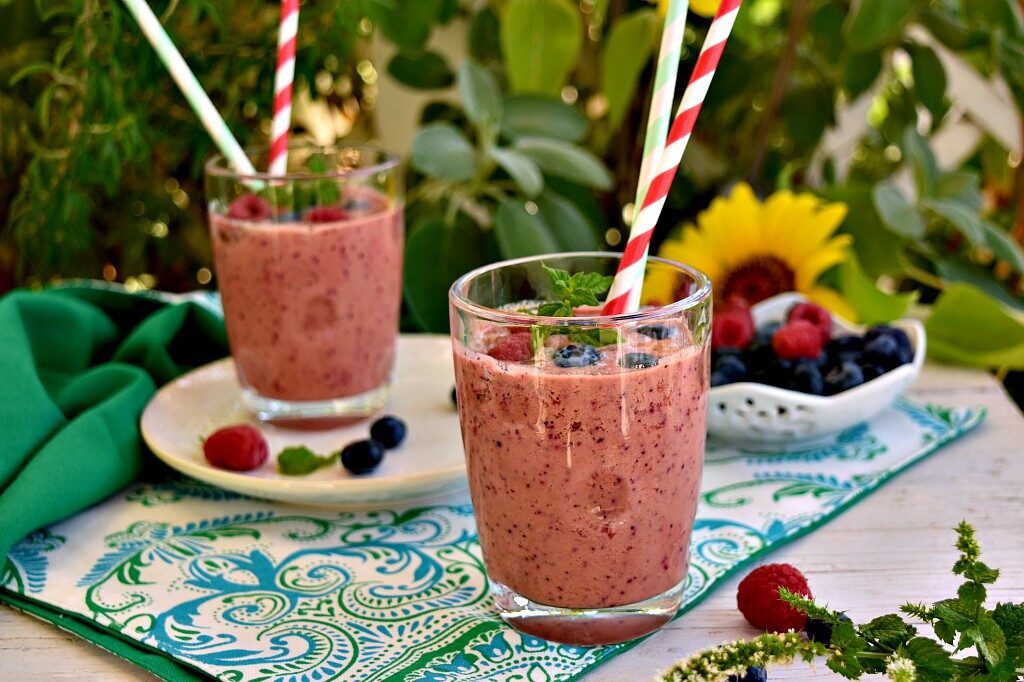 Frullato con mirtilli lamponi e bacche di goji