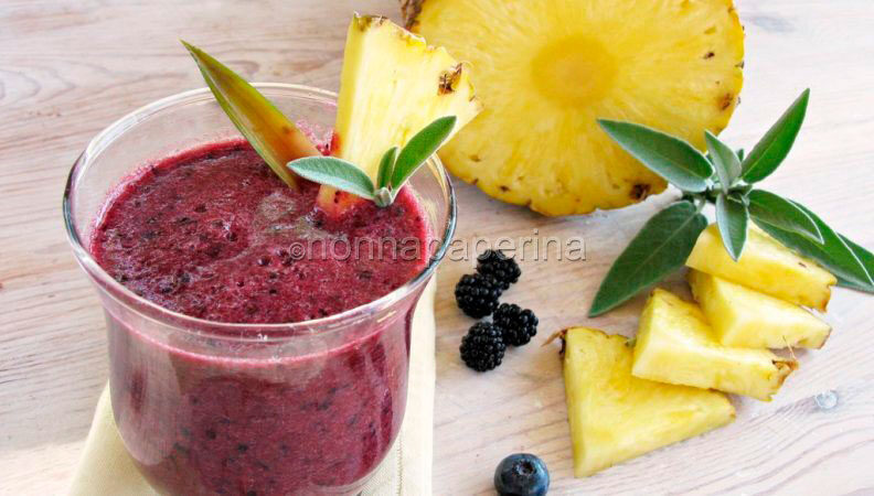 Frullato di mirtillo, more e salvia: una freschissima idea, salutare e gustosa per tutti
