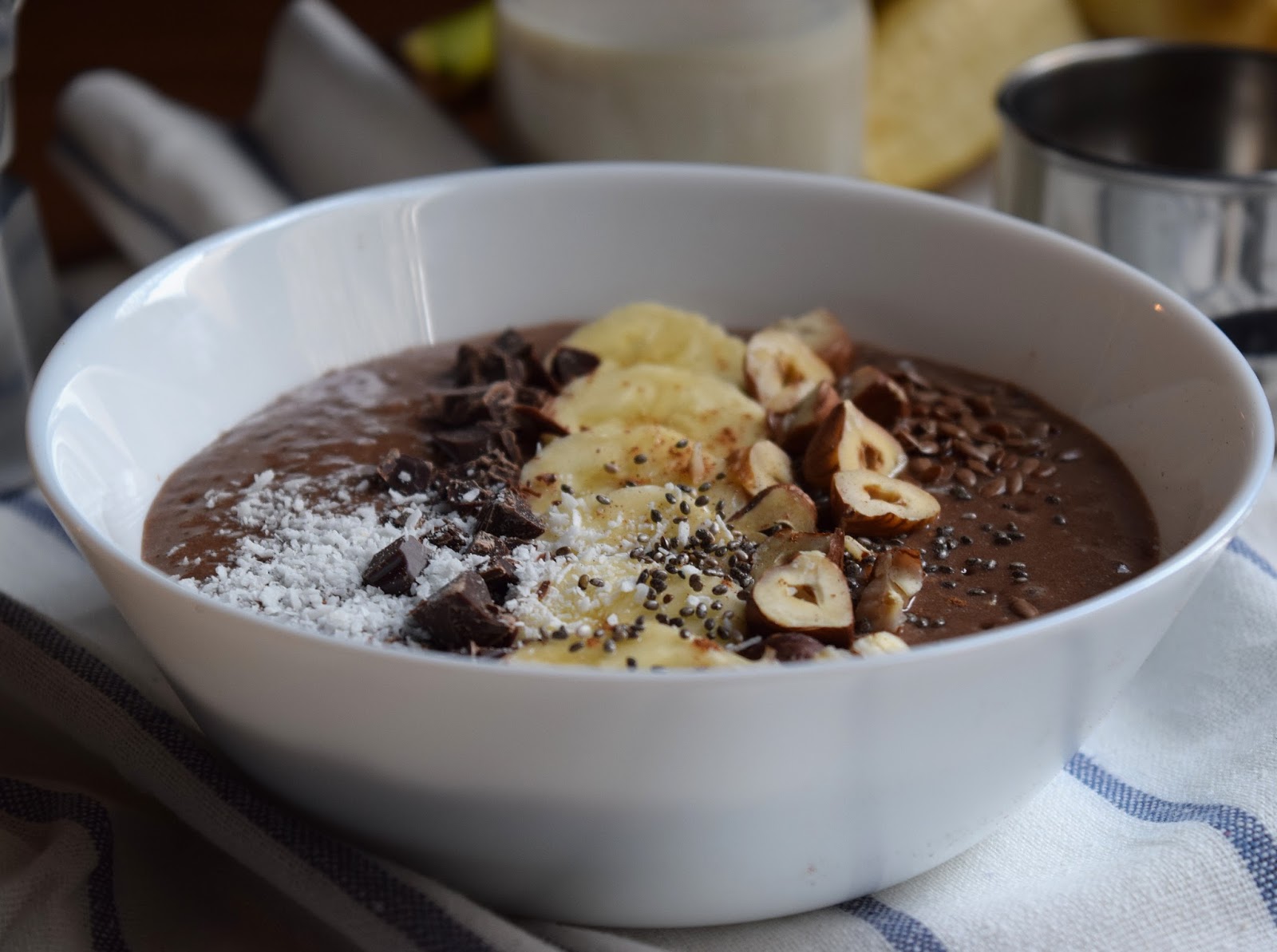 Frullato di semi di chia, banana e cacao con latte di mandorle (vegan)