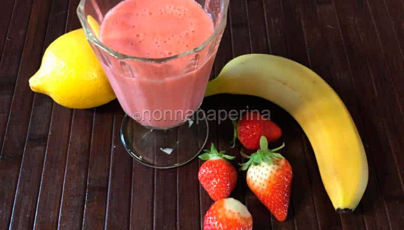 Frullato fragole e banane: un bicchiere di vitamine e minerali senza lattosio e senza glutine
