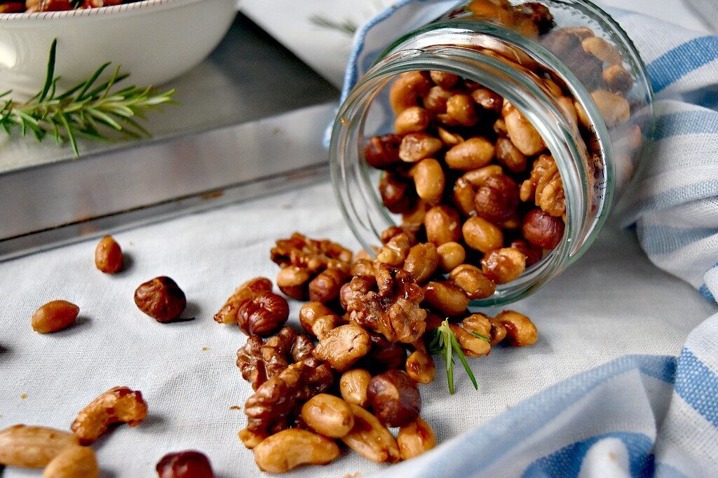 Frutta secca tostata con sciroppo d’acero e rosmarino