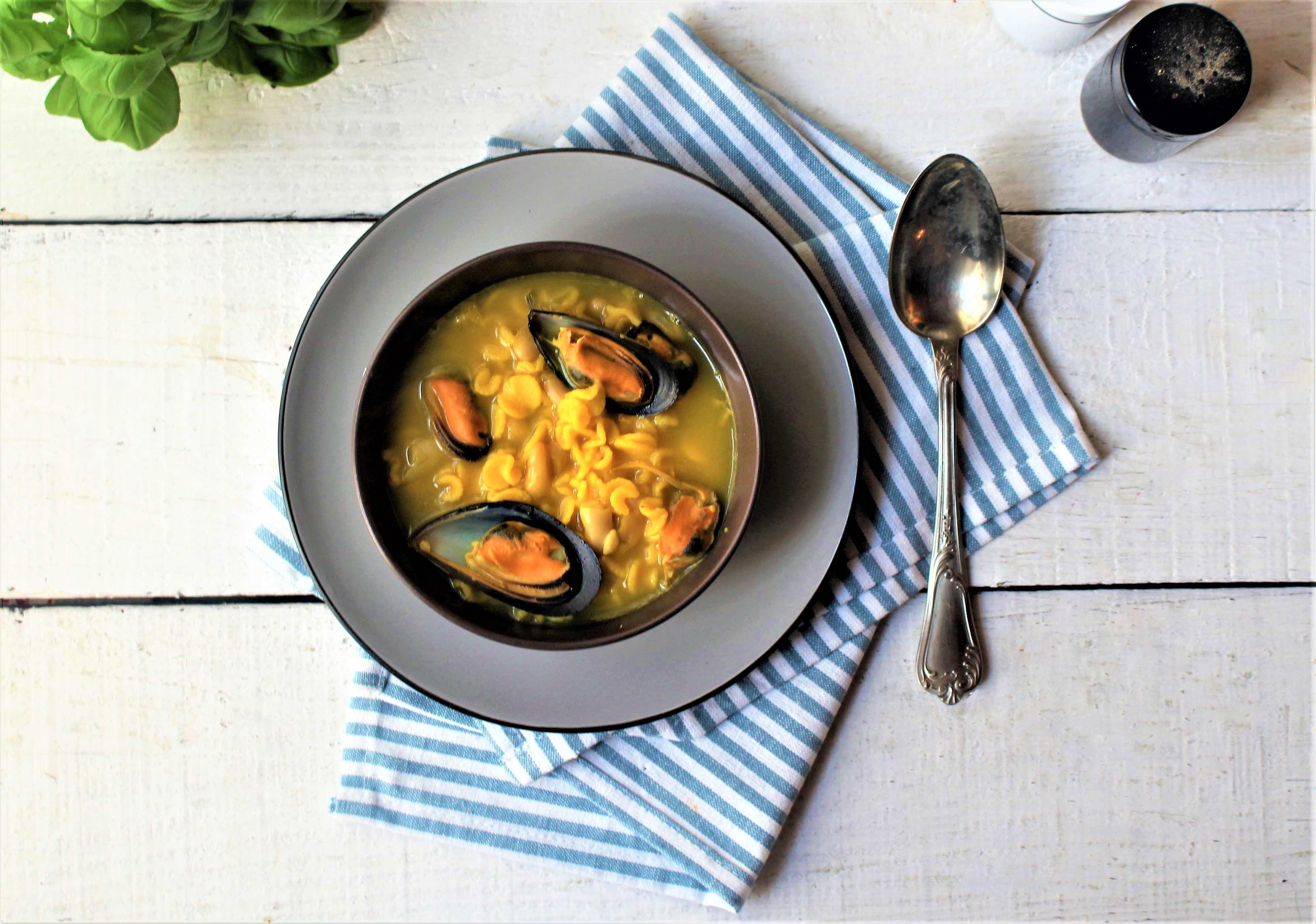 Funghetti in zuppa con cozze, cannellini e zafferano