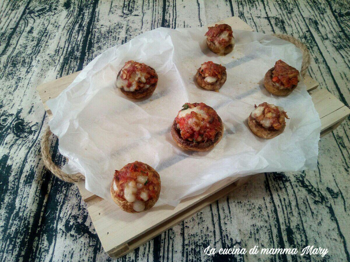 Funghi champignon ripieni di salsiccia e provola