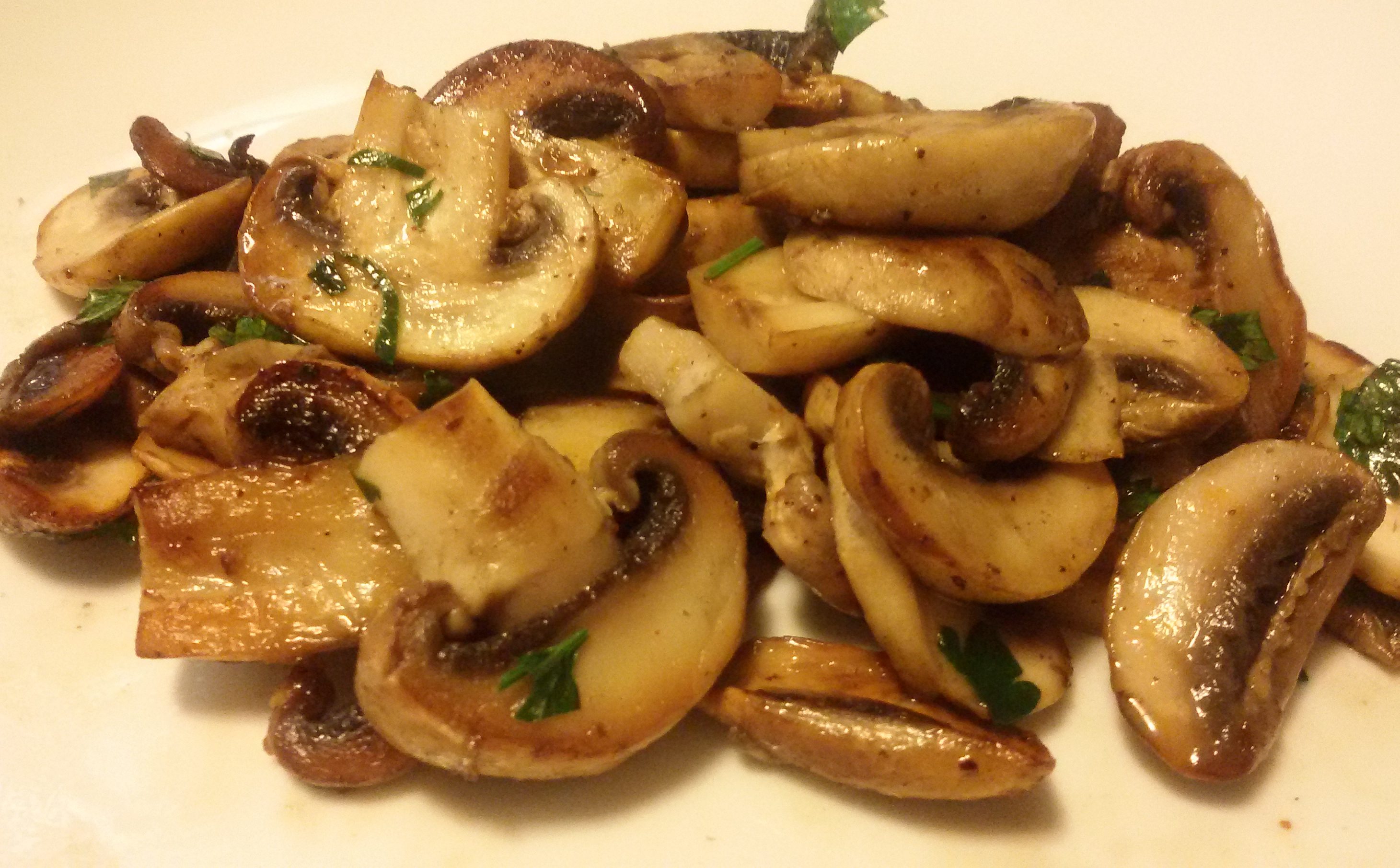 Funghi champignon trifolati in padella