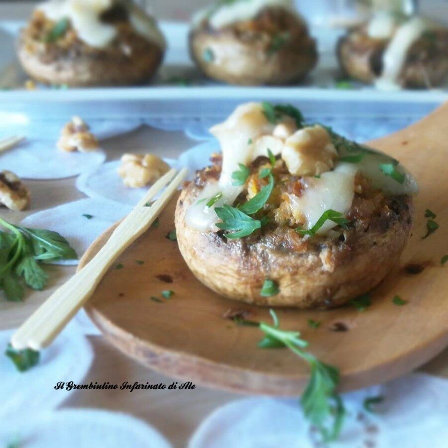 Funghi farciti di zucca, salsiccia e noci