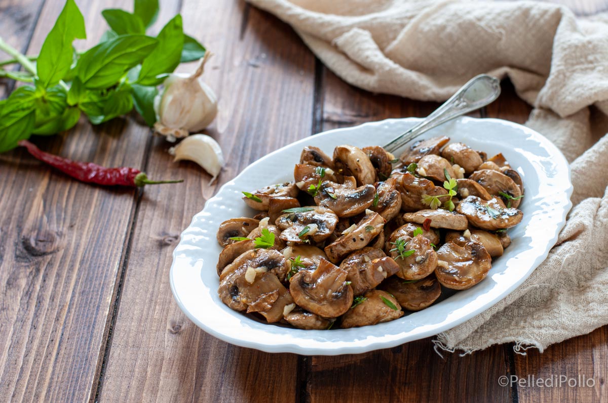 Funghi grigliati con erbe aromatiche e aglio