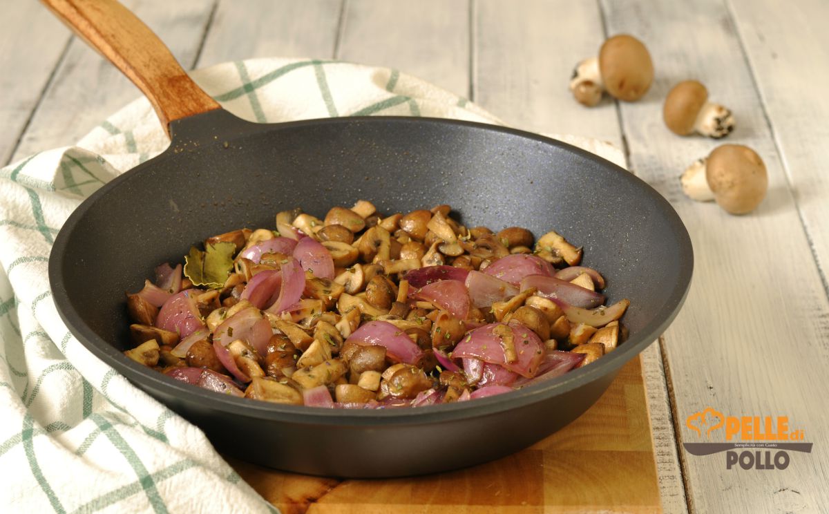Funghi in padella con cipolle caramellate
