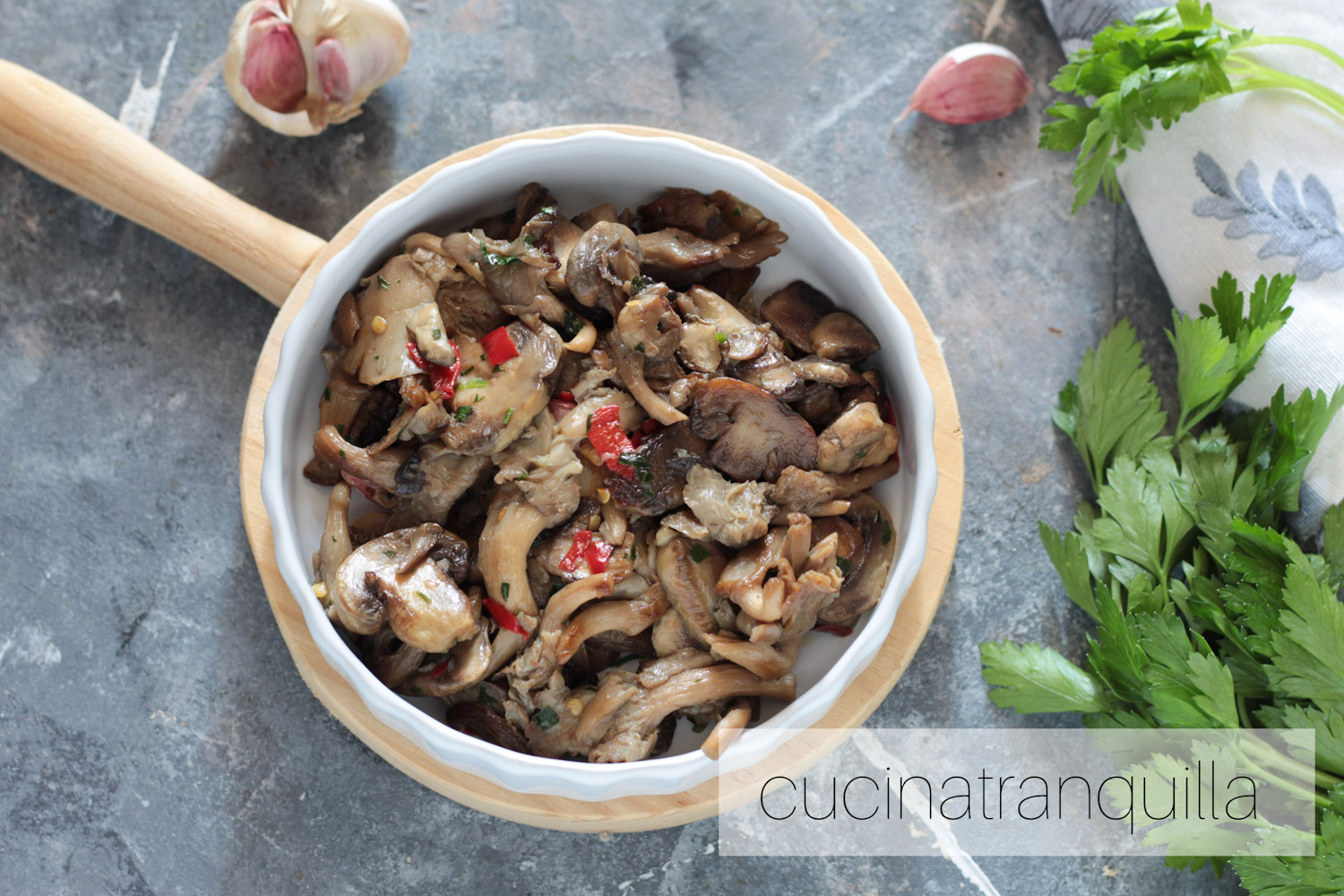 Funghi misti in padella con aglio e peperoncino
