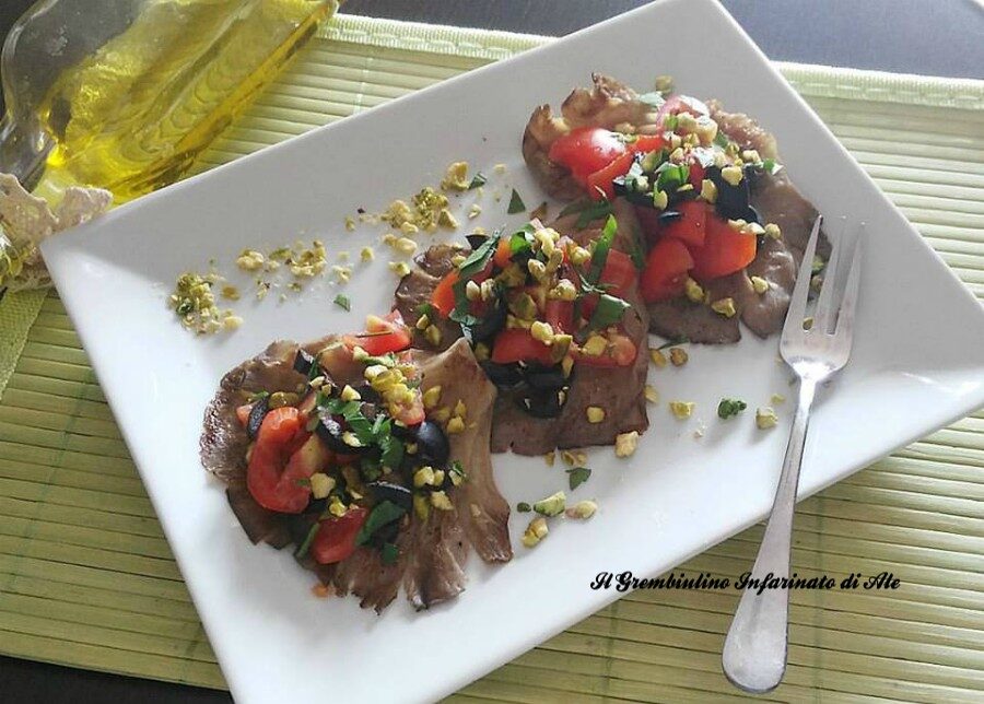 Funghi pleurotus grigliati ai pistacchi
