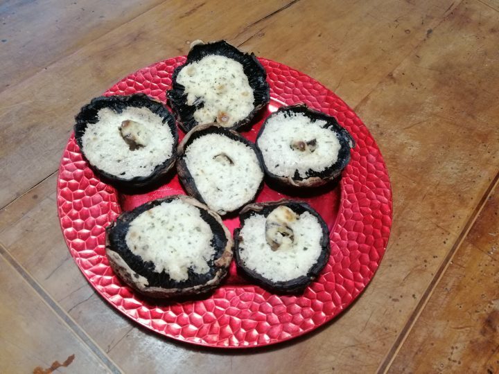 Funghi ripieni con salsa al formaggio