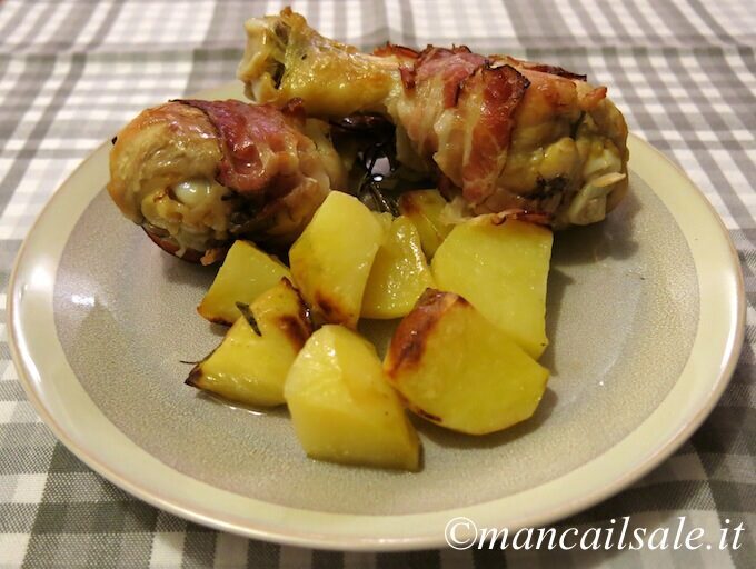 Fusi di pollo al forno con bacon e patate