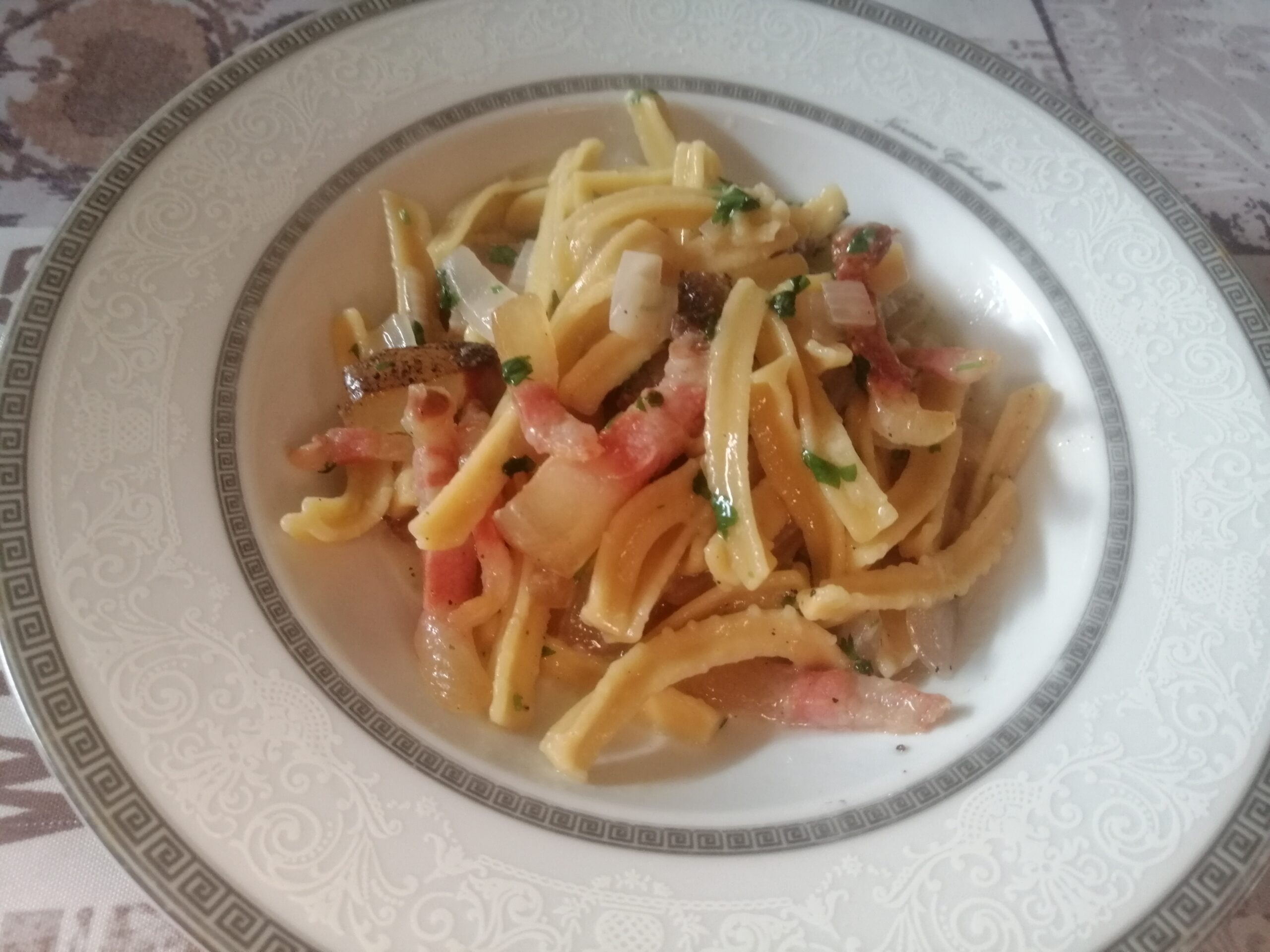 Fusilli a stella con cipolla e guanciale