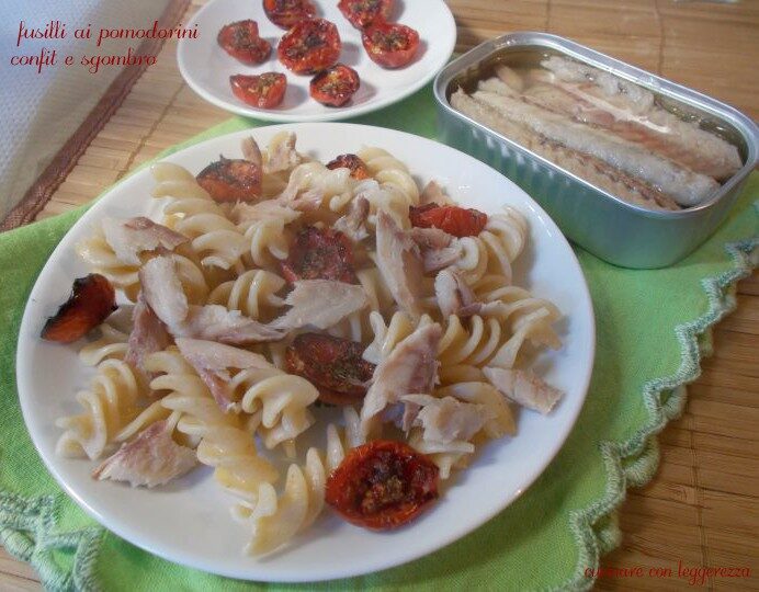 Fusilli ai pomodorini confit e sgombro
