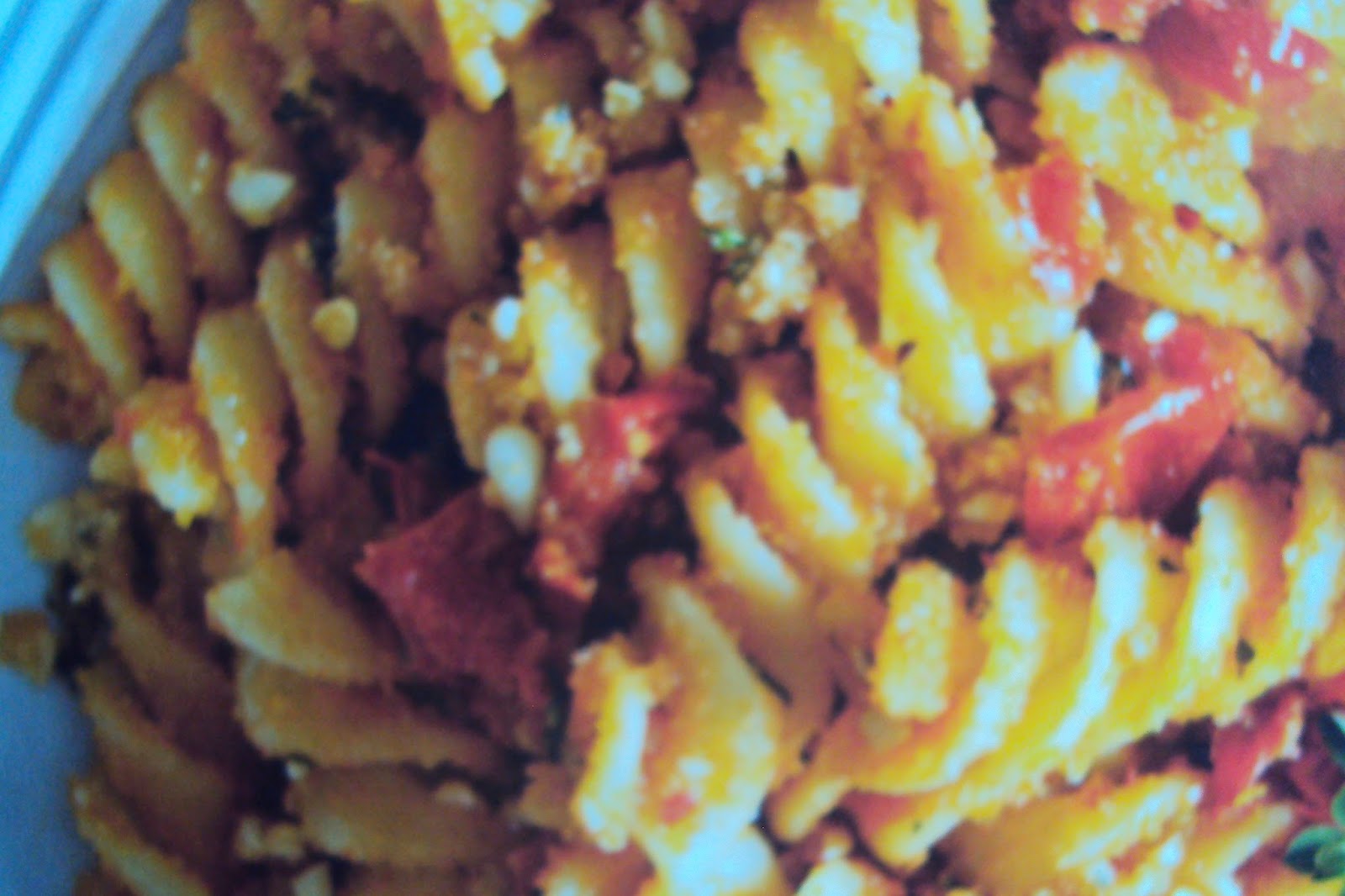 Fusilli ai pomodorini semi secchi e pinoli