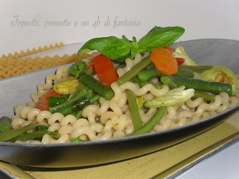 Fusilli al buco con fagiolini e fiori di zucca