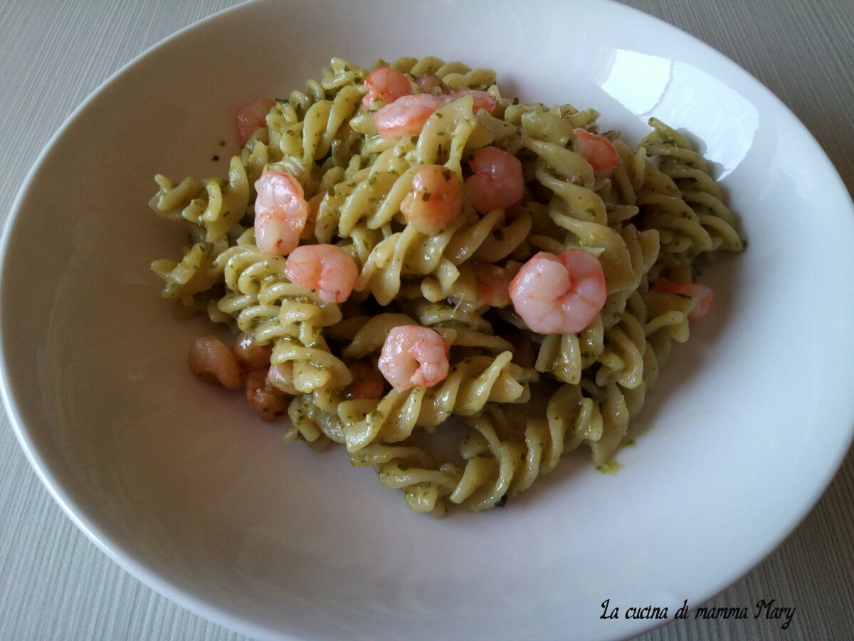 Fusilli al pesto con gamberetti