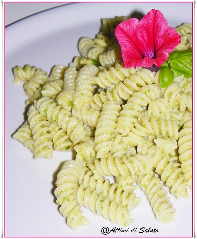Fusilli al pesto di zucchine crude