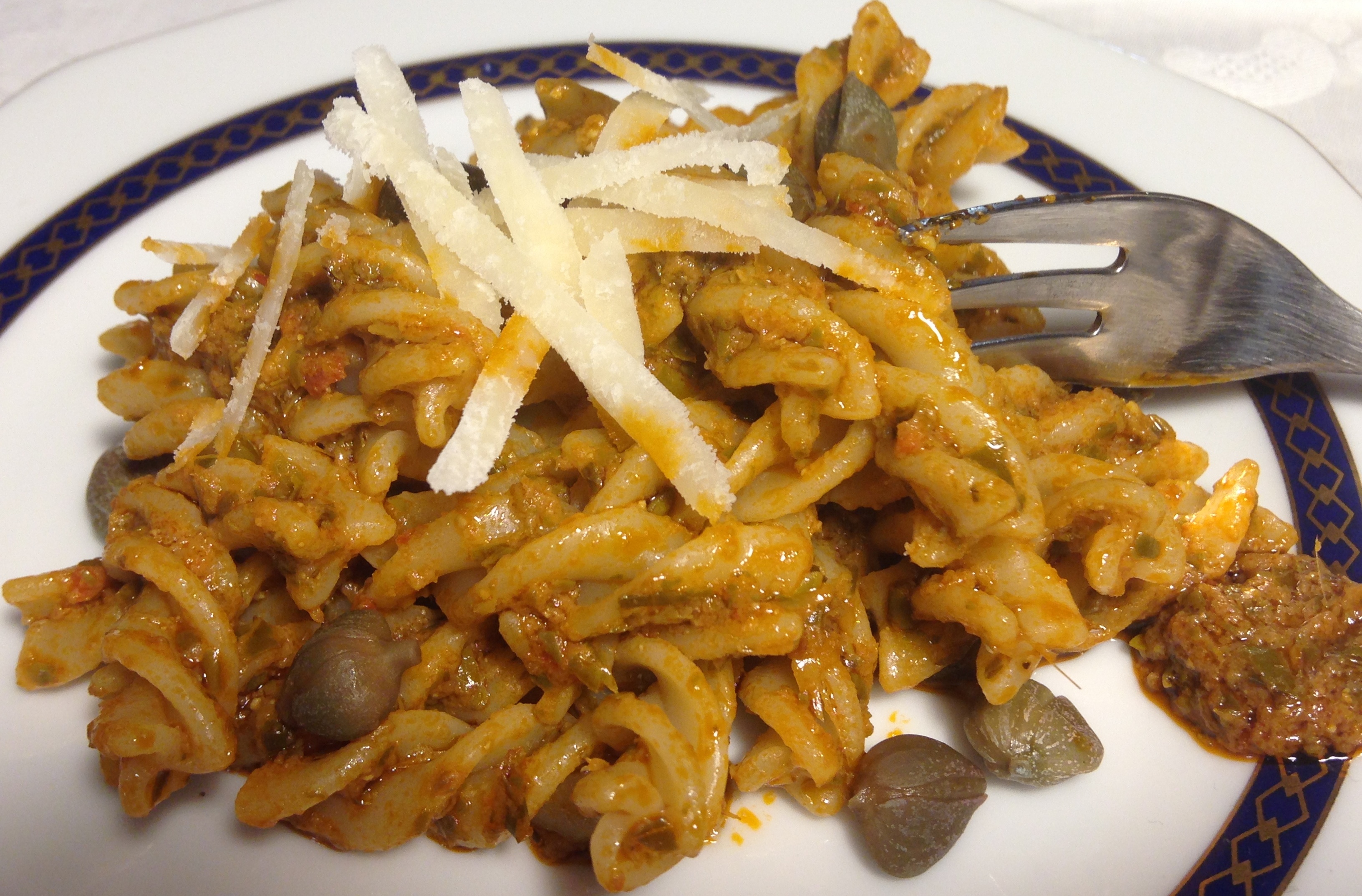 Fusilli al pesto rosso