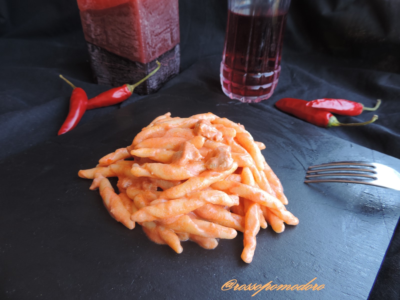 Fusilli al sugo con panna e salsiccia