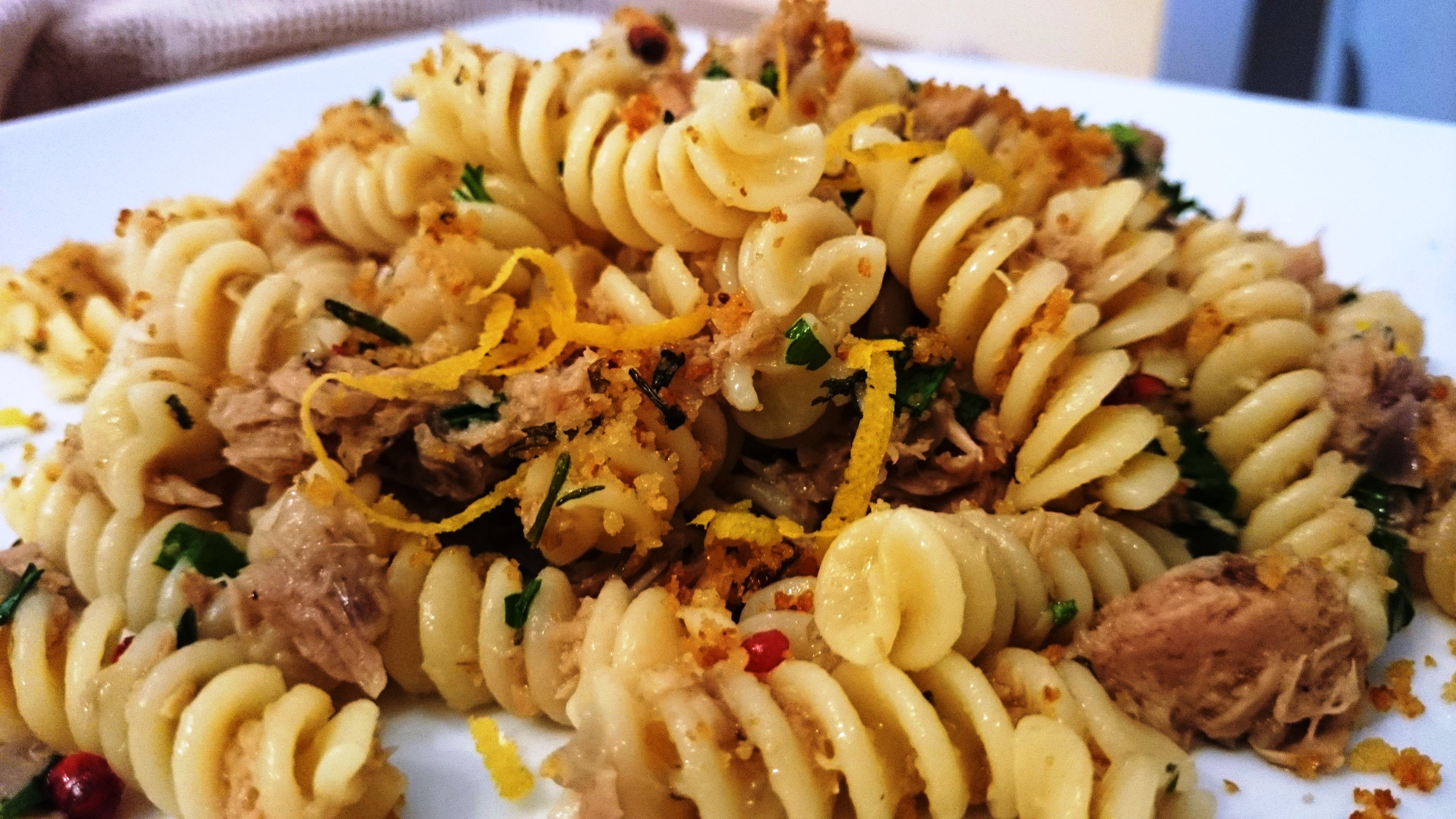 Fusilli al tonno, pepe rosa al profumo di limone