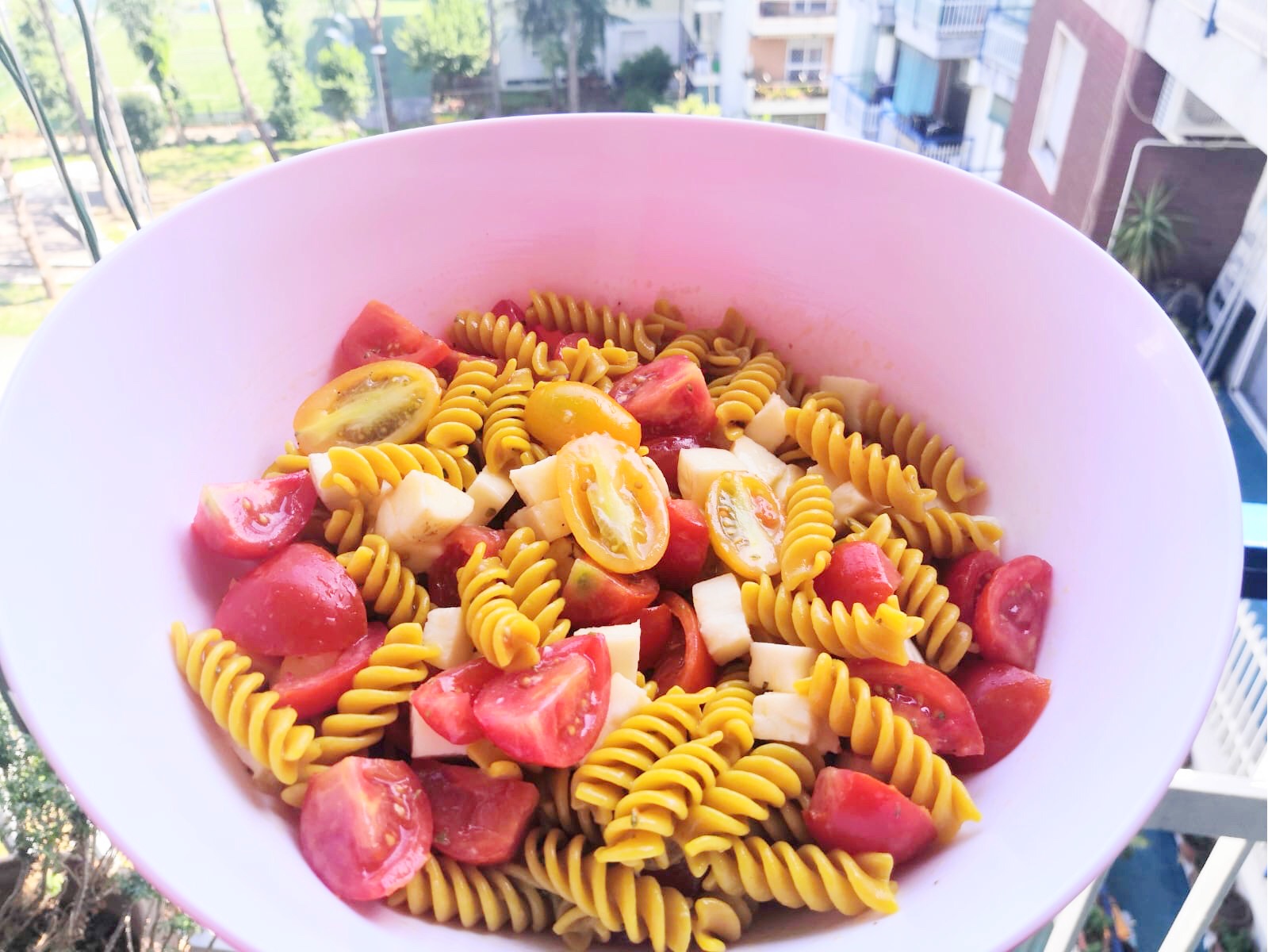 Fusilli alla curcuma con pomodorini rossi e gialli, provola ed origano