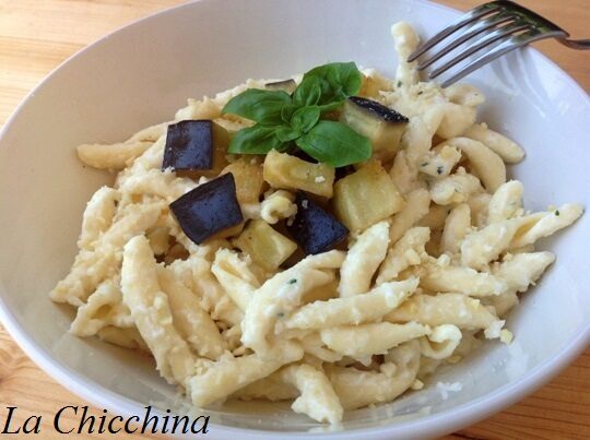 Fusilli avellinesi con crema di ricotta e mandorle e dadolata di melanzane fritte