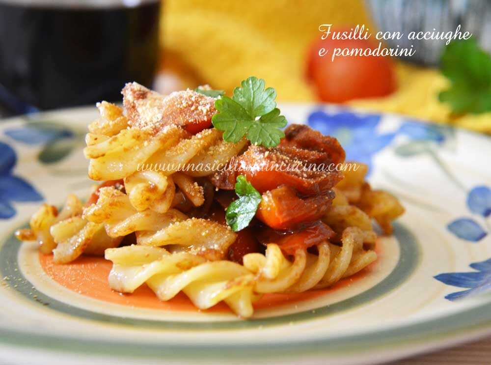 Fusilli con acciughe e pomodorini