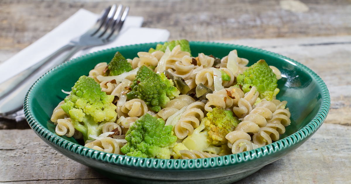 Fusilli con broccolo romanesco, capperi e peperoncino