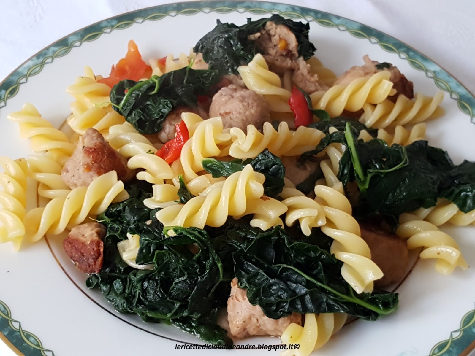Fusilli con cavolo nero e salsiccia