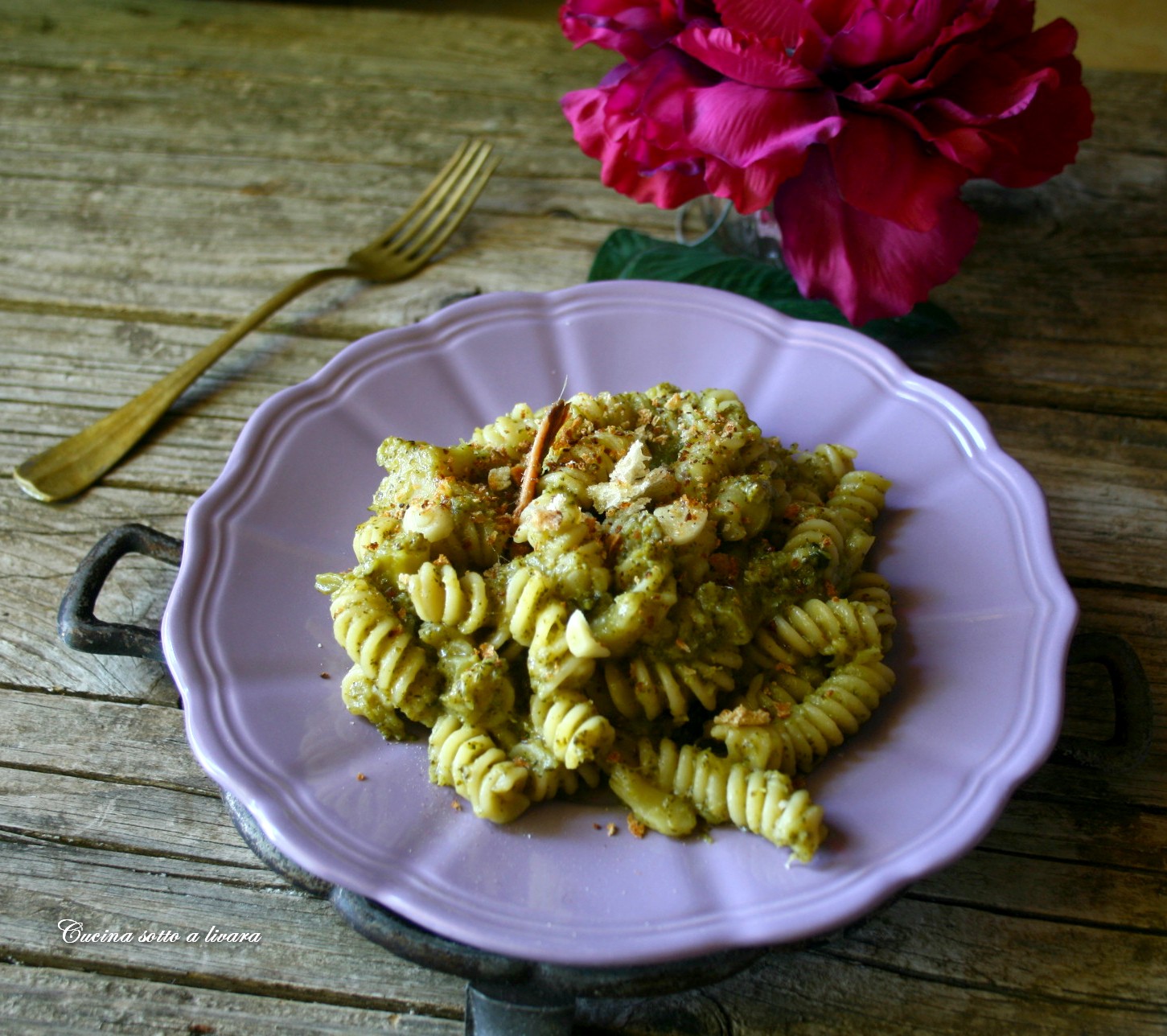 Fusilli con crema di broccoli , alici e panura