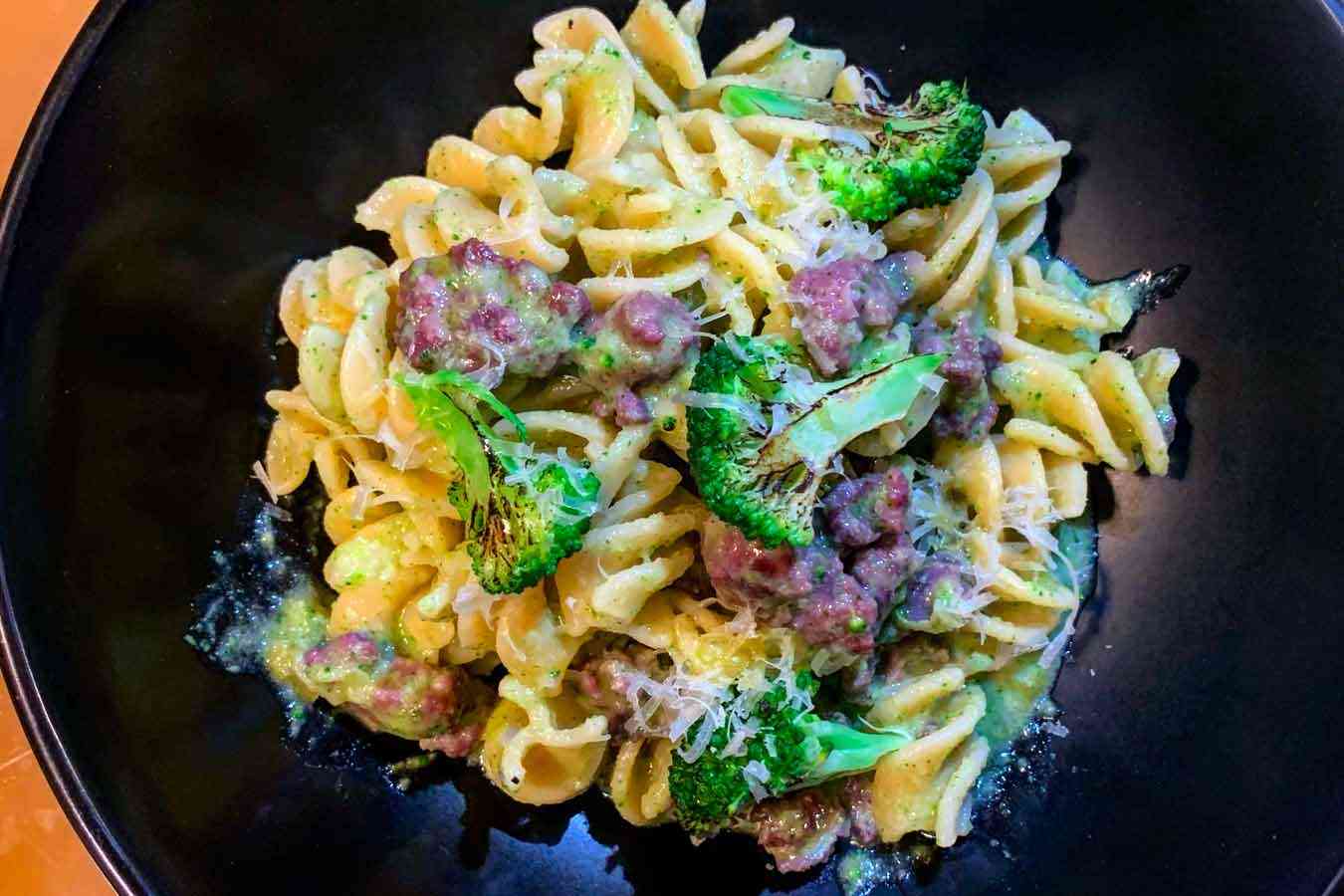 Fusilli con crema di broccoli e salsiccia