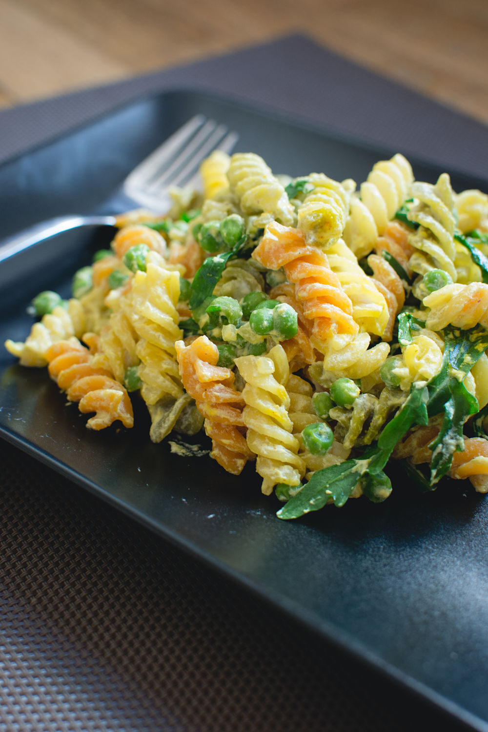 Fusilli con crema di ricotta, rucola e piselli
